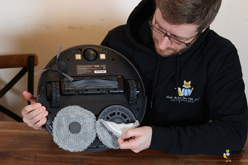 Das Wischtuch wird bei einem Saug-Wisch-Roboter abmontiert.